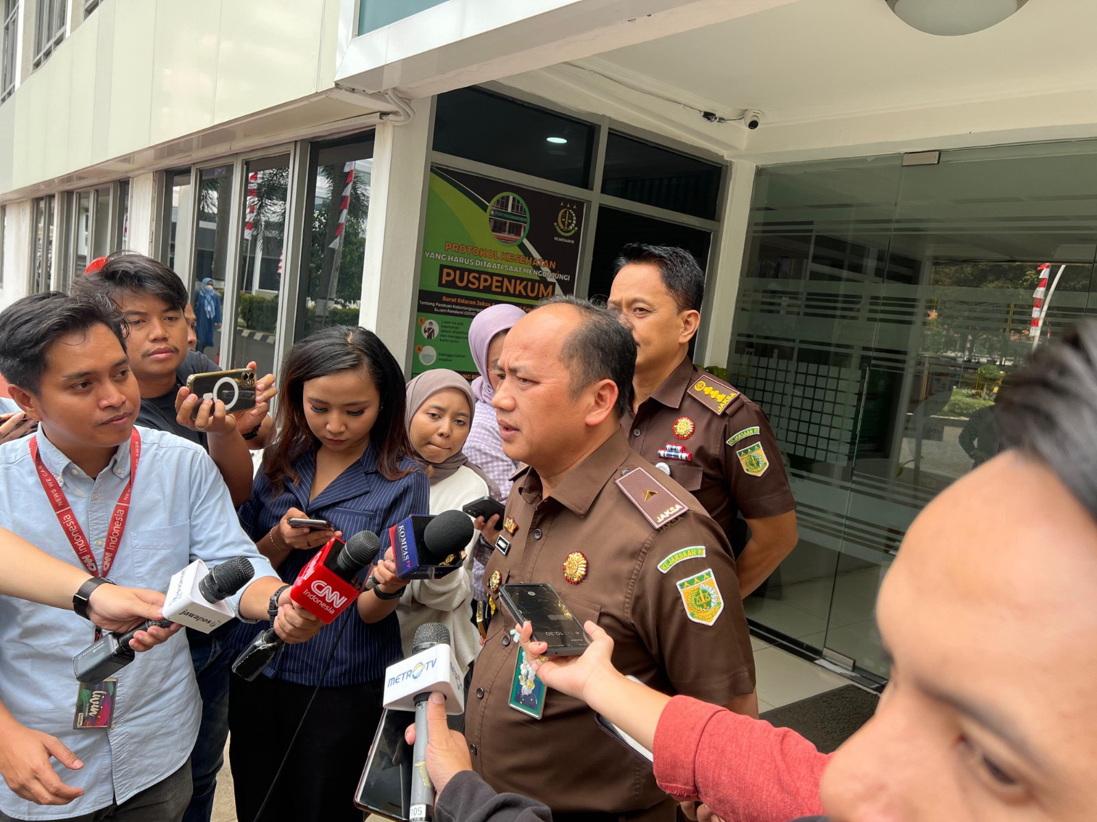 WAWANCARA: Kepala Pusat Penerangan Hukum (Kapuspenkum) Kejagung Anang Supriatna memberikan keterangan kepada wartawan di Jakarta.