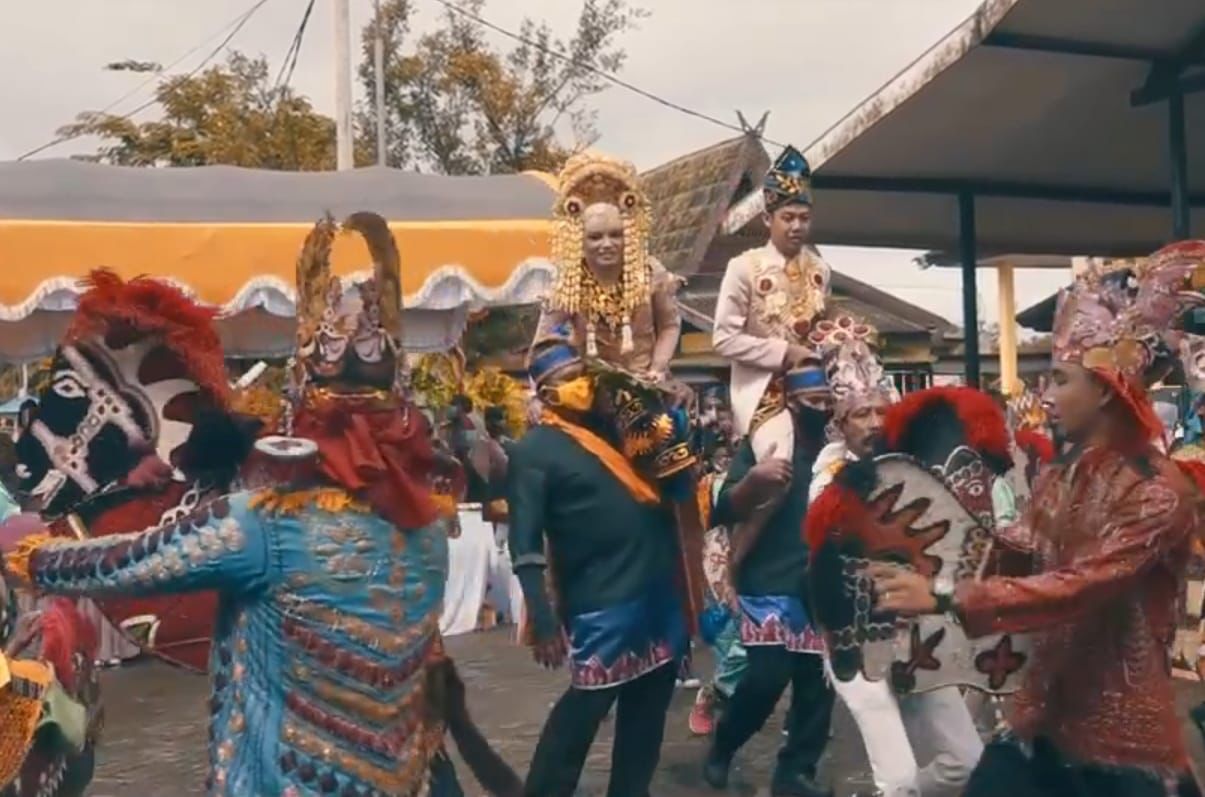 BUDAYA: Salah satu pertunjukan Penganten Bausung Jinggung dalam rangkaian acara Karasmin Banua.