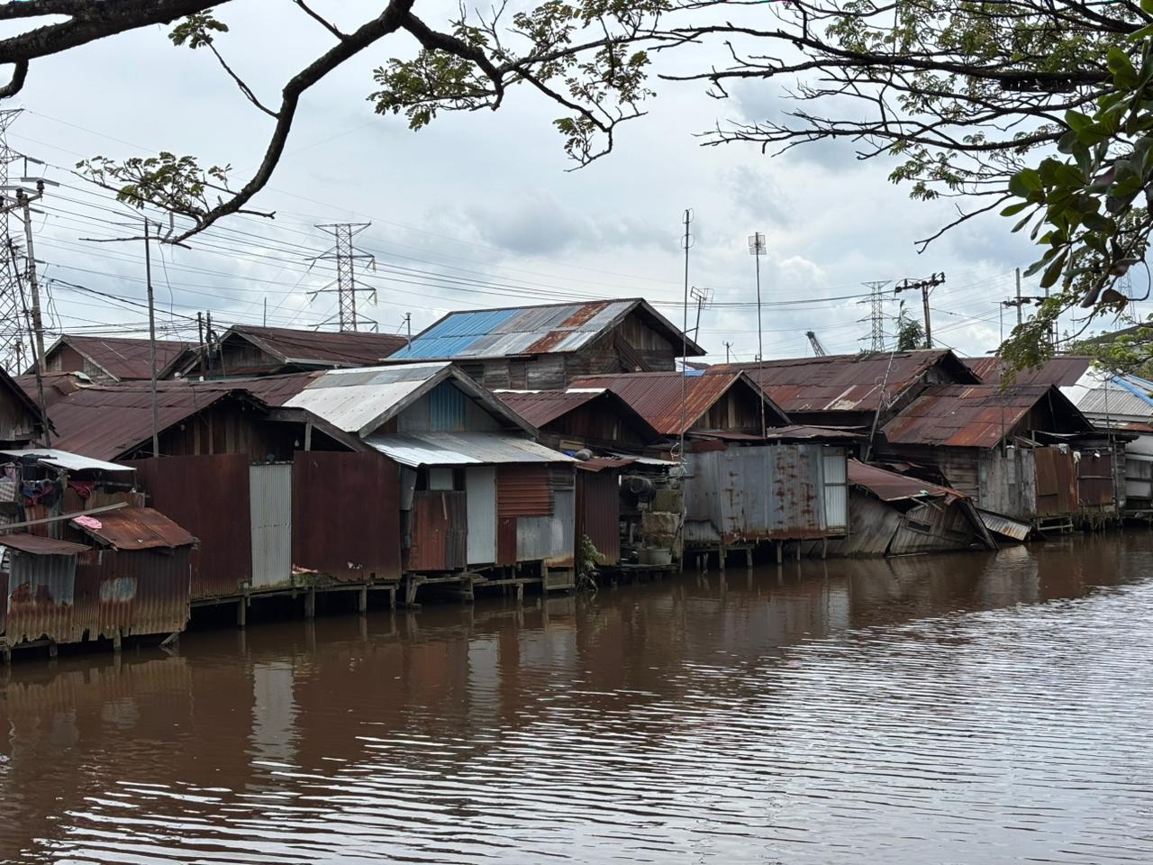 BELUM MENYELURUH: Salah satu kawasan bangunan sempadan sungai di Banjarmasin Barat.