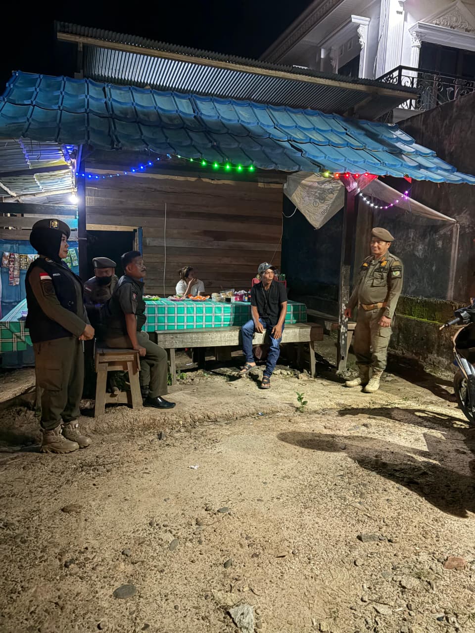 Personel gabungan Satpol PP Balangan dan Polsek Batumandi saat memberikan surat teguran kepada pengelola warung malam di Kecamatan Batumandi, Senin (9/3). 