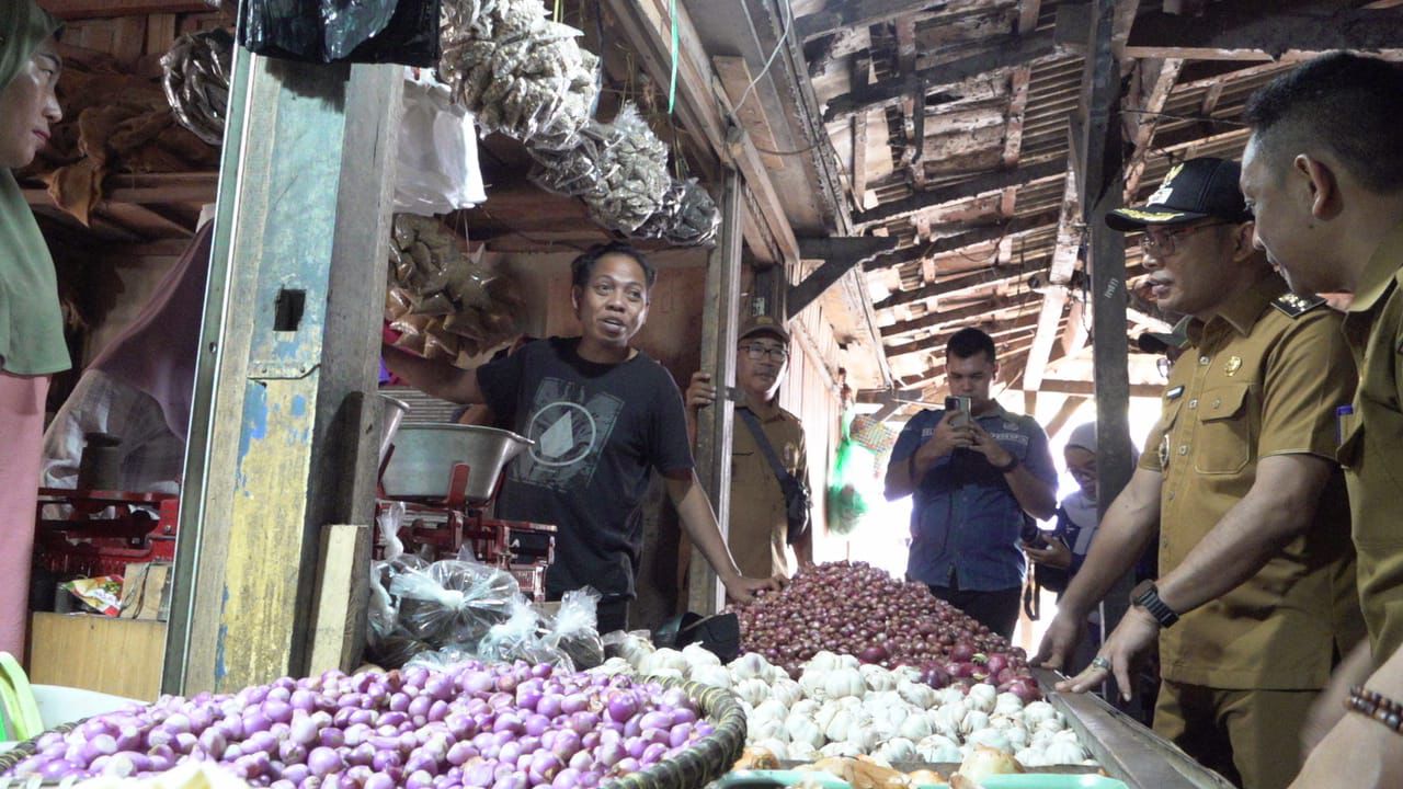 Wabup Syairi Mukhlis turun langsung memimpin sidak di Pasar Kemakmuran Kotabaru. 