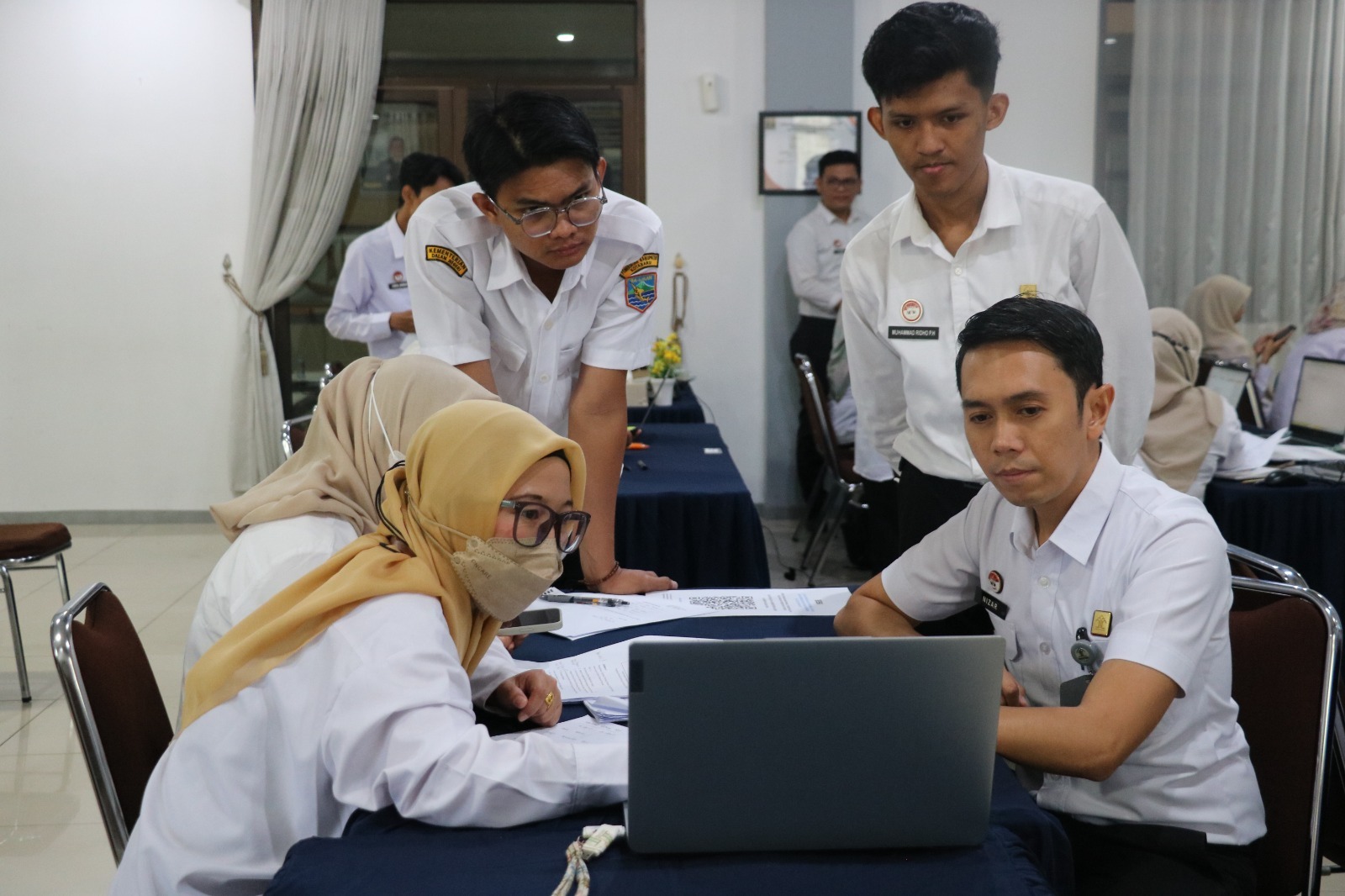 REGULASI:Tim penilaian IRH Kanwil Kemenkum Kalsel mendampingi perwakilan perangkat Pemda menginput data.&nbsp;