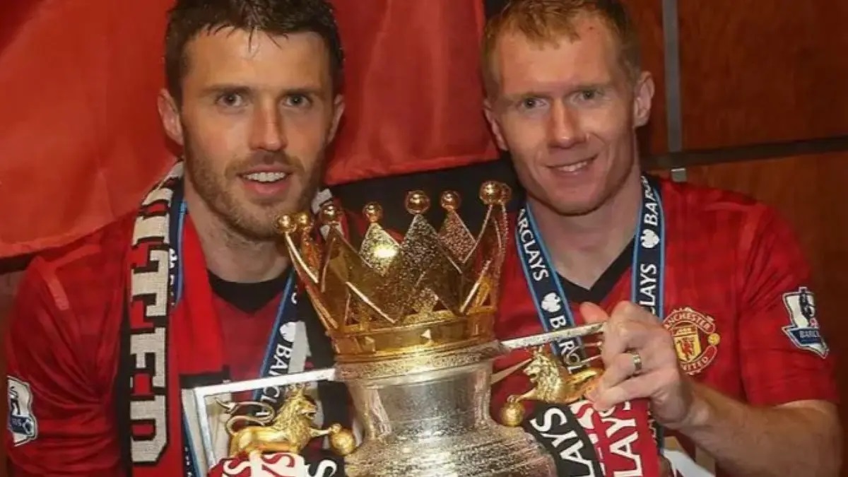 MANCHESTER: Paul Scholes (kanan) bersama Michael Carrick saat masih membela Manchester United.