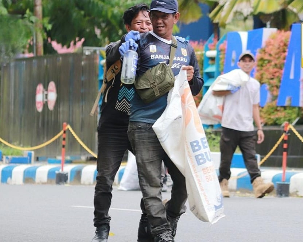 LINGKUNGAN: Petugas membawa karung sampah saat mengikuti aksi korvei lingkungan di Lapangan Murdjani, Senin (9/3) sore. 
