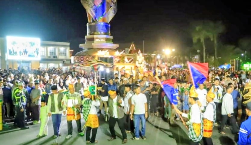 MERIAH: Malam 21 Ramadan di Kabupaten HSU diisi dengan event Bagarakan Sahur yang berlangsung di Bundaran Tugu Salawat Kota Amuntai. (Foto: M.Akbar/Radar Banjarmasin)