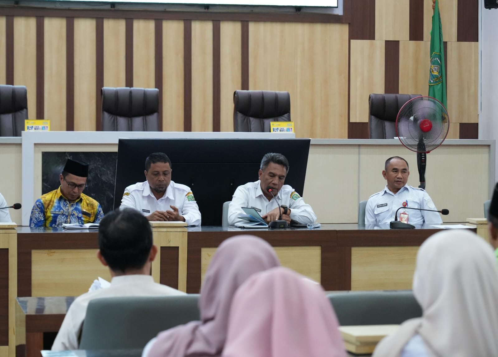 BERI PENJELASAN: Pj Sekda Tapin Unda Absori menyampaikan terkait pelaksanaan MTQ tingkat Kabupaten Tapin. Foto Rasidi Fadli