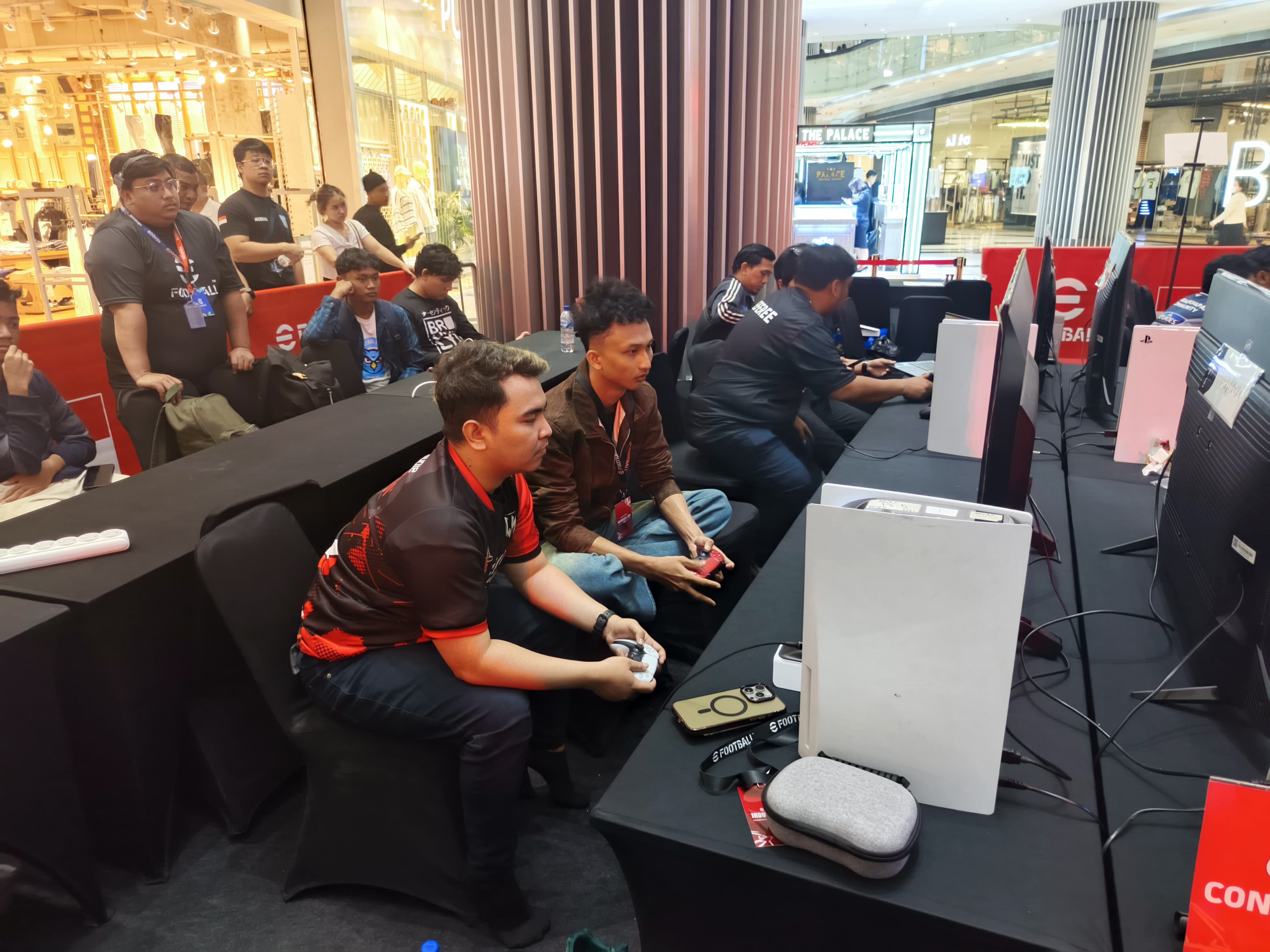Para atlet esports bertanding dalam nomor eFootball Konsol pada salah satu event kompetitif, seperti yang dijalani lima atlet Kalimantan Selatan yang kini dipanggil mengikuti Seleknas Asian Games 2026