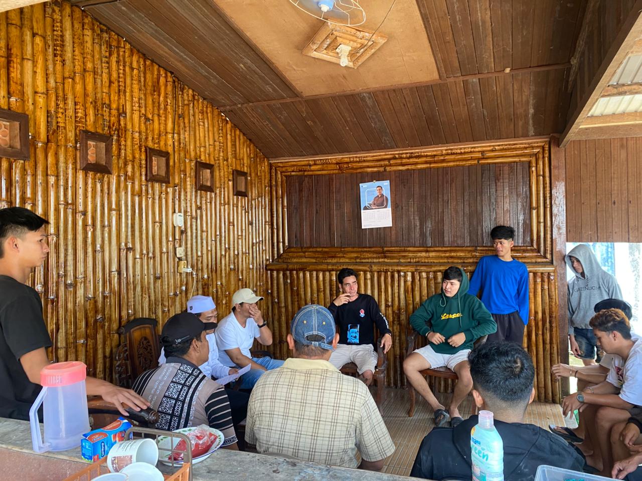 JALAN DAMAI: Suasana mediasi perkelahian kelompok pemuda Desa Tebing Tinggi di Mako Polsek Awayan, Senin (9/3). Pertemuan yang dihadiri aparat desa dan tokoh masyarakat ini menghasilkan kesepakatan da
