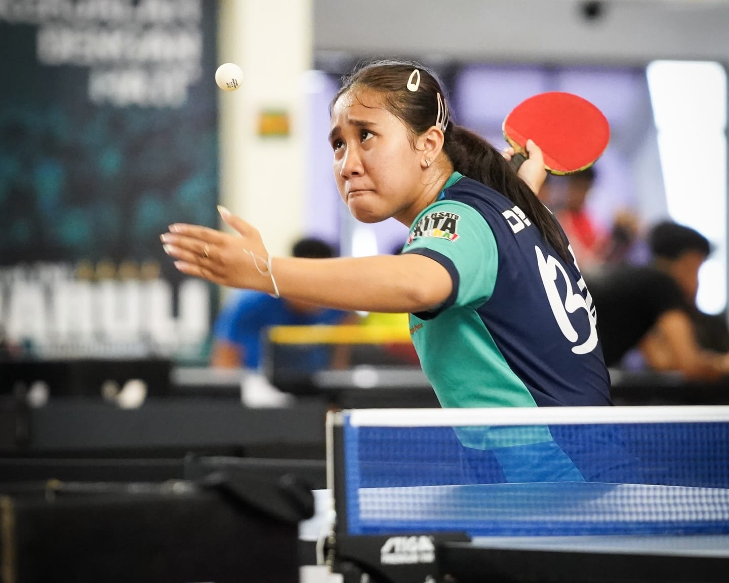 Seorang atlet tenis meja beraksi penuh konsentrasi dalam sebuah pertandingan, mencerminkan semangat dan kerja keras pembinaan yang dibangun Indonesia Pingpong League demi mengharumkan nama Indonesia d