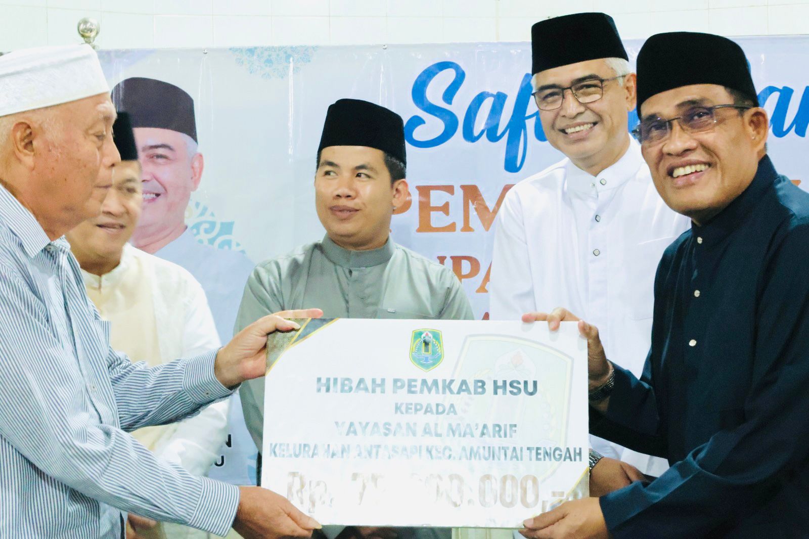 MOMEN:Bupati dan Wabup Kabupaten HSU, H Sahrujani dan Hero Setiawan menyerahkan hibah keagamaan saat menutup Safari Ramadan di Masjid Baiturahman, Kelurahan Sungai Malang Kota Amuntai. 
