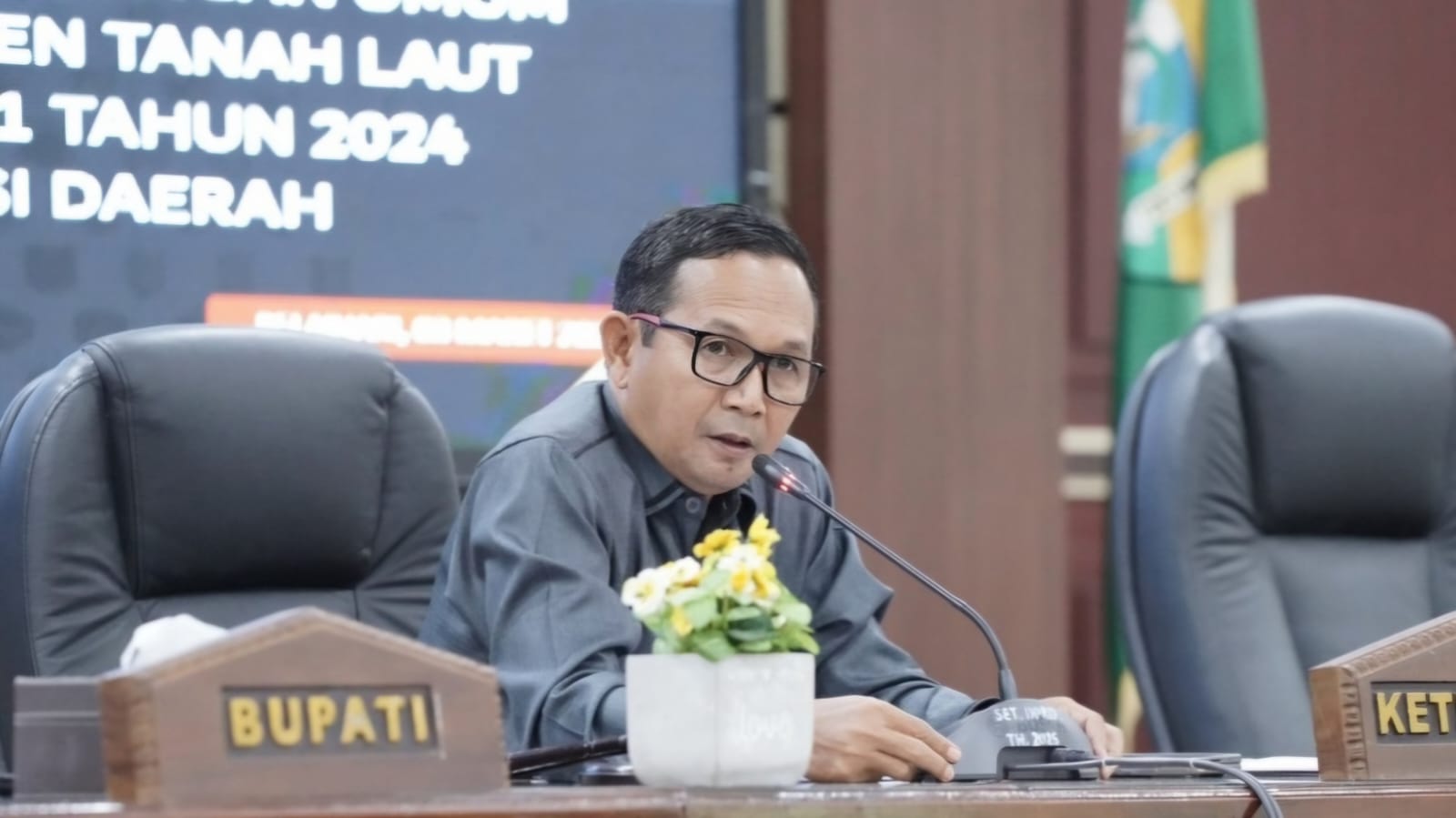 TETAPKAN : Ketua DPRD Tala H Khairil Anwar saat memimpin rapat penetapan alat kelengkapan dewan untuk membahas perubahan Perda Pajak Daerah dan Retribusi Daerah. (Foto : Humas DPRD Tala untuk Radar Ba
