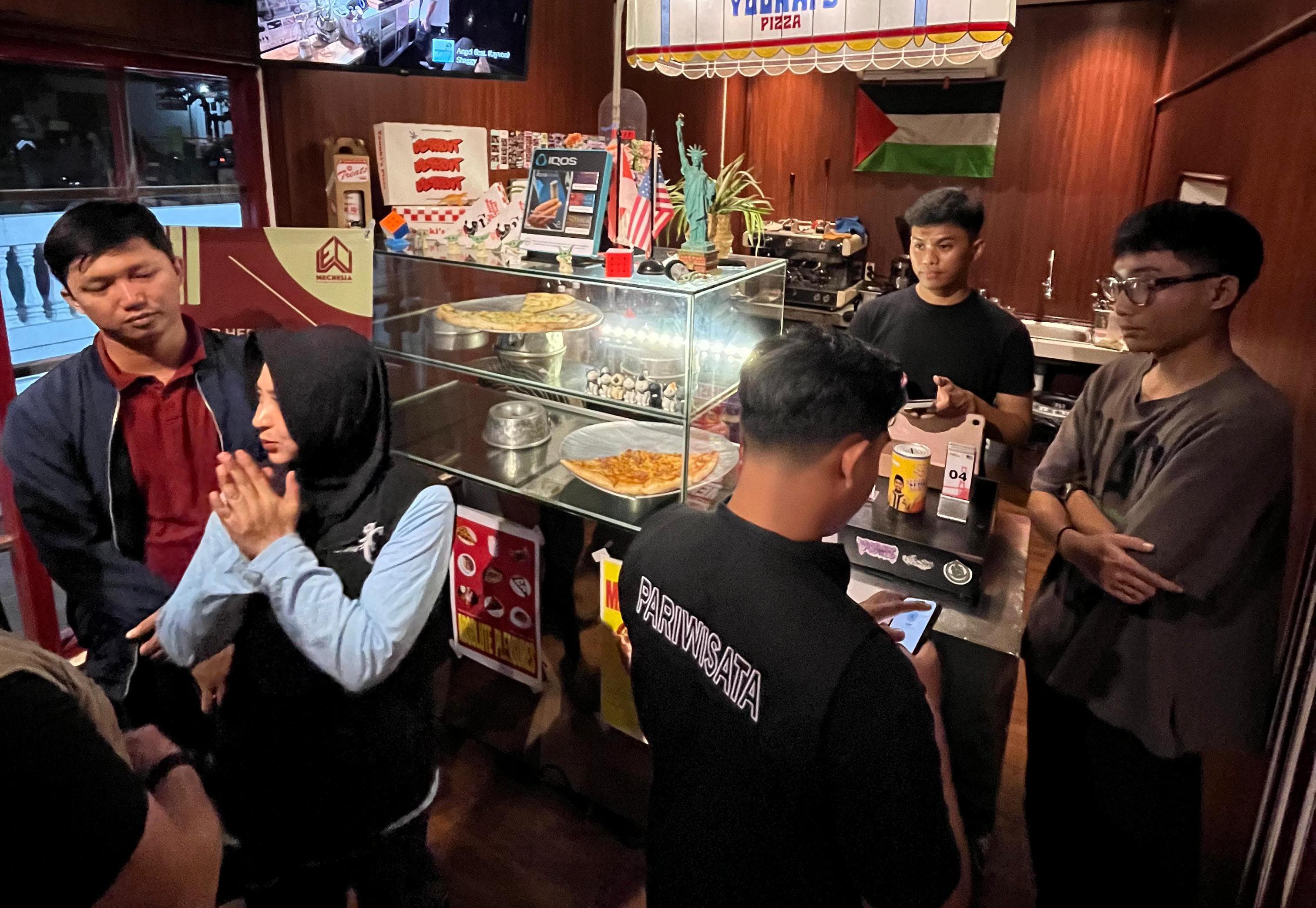 DIADUKAN MASYARAKAT:Disporabudpar Banjarbaru menerima aduan masyarakat terkait kafe di Kelurahan Komet yang diduga melanggar aturan jam operasional selama Ramadan. 