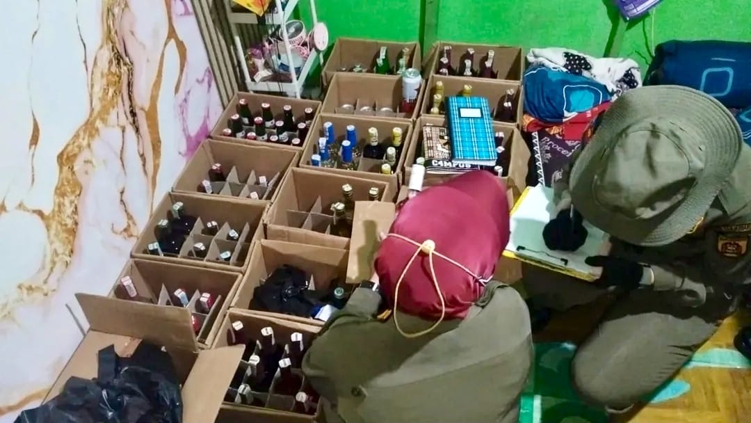 Amankan: ratusan botol miras yang berhasil diamankan (Satpol PP Banjarbaru untuk Radar Banjarmasin)
