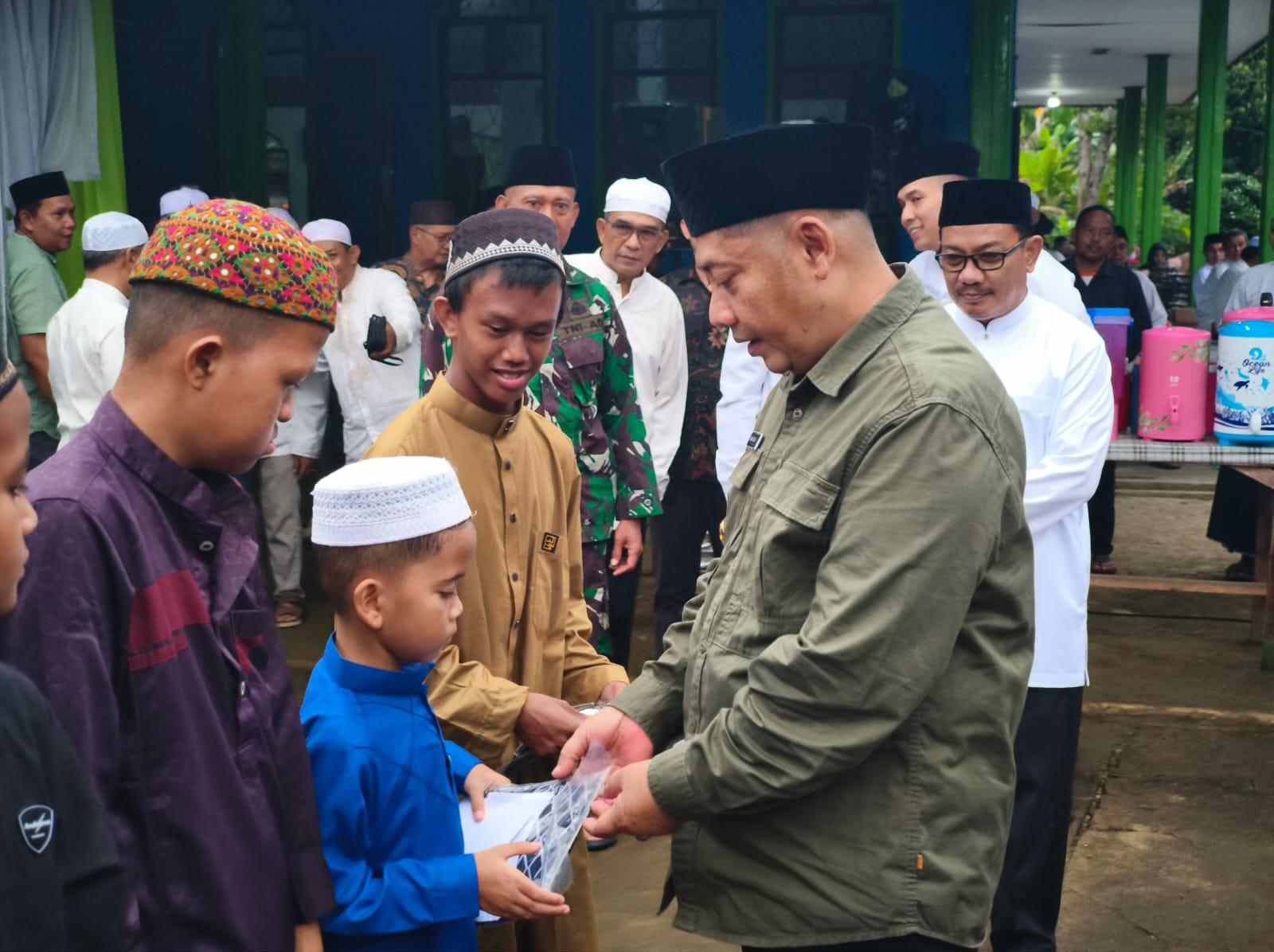 SANTUNAN:Bupati HST, Samsul Rizal memberikan santunan kepada anak yatim saat Safari Ramadan di Masjid Ash-Shalihin, Desa Haruyan, Selasa (10/3/2026). 