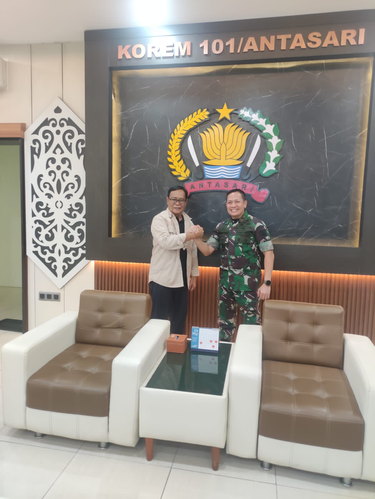 SALAM KOMANDO: Ketua Umum FORKI Kalsel, H Sahbirin Noor atau Paman Birin bersama Danrem 101/Antasari, Brigjen Ilham Yunus di Makorem 101/Antasari, Rabu (11/3/2026).