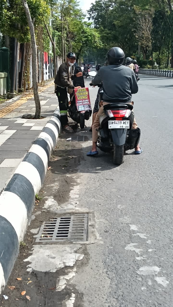 HINDARI REBUTAN: Jasa penukaran uang yang mangkal di kawasan Jalan Lambung Mangkurat Banjarmasin.  