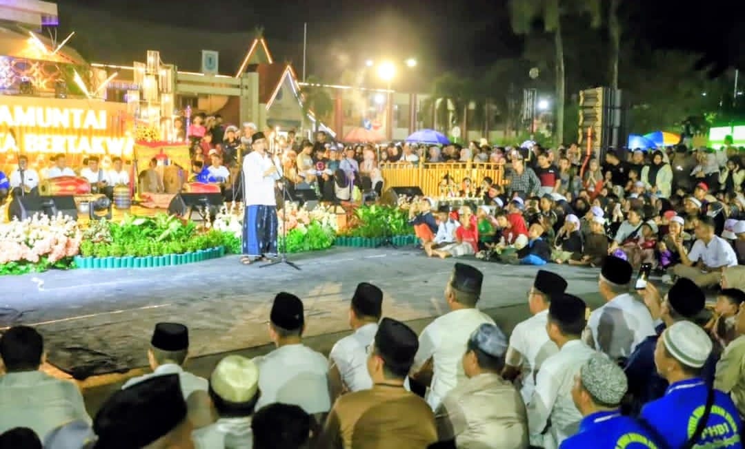 MOMEN:Bupati Kabupaten HSU, H Sahrujani menghadiri kegiatan Bagarakan Sahur di Bundaran Tugu Salawat Amuntai dan disaksikan ribuan penonton, Selasa (10/3/2026).
