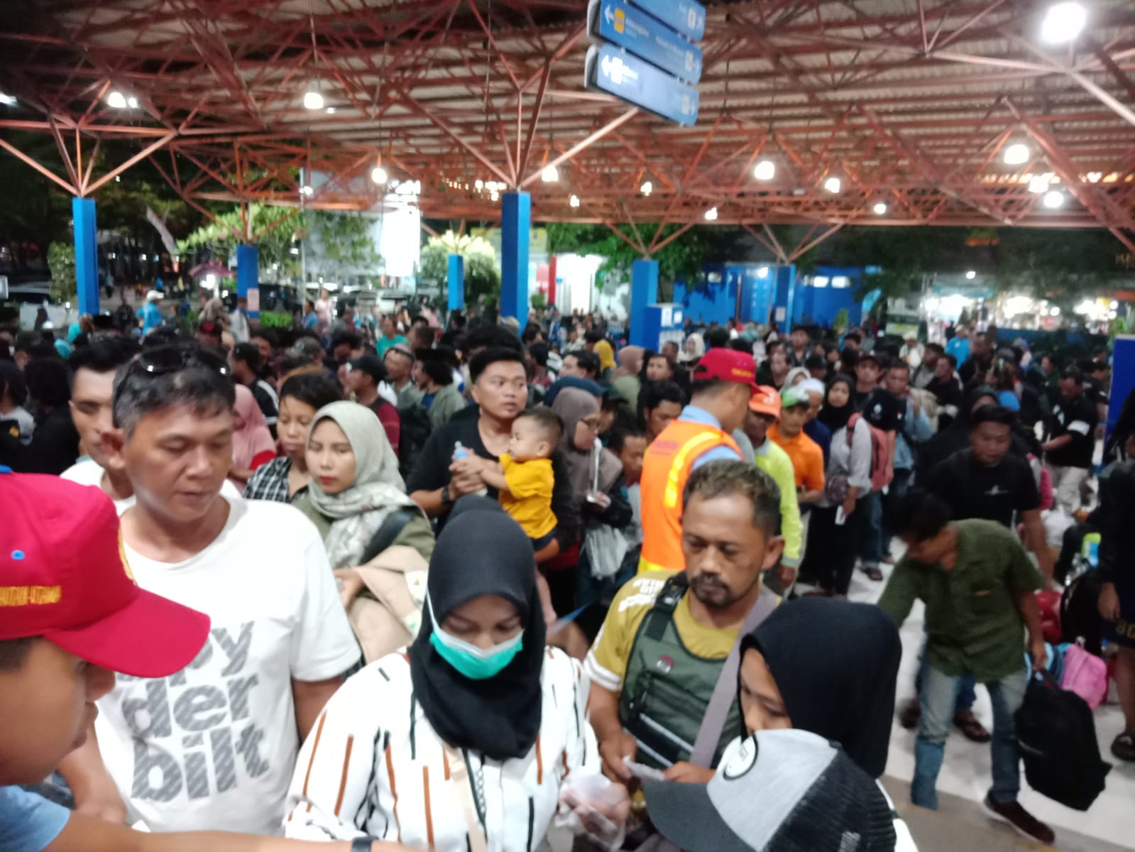 RAMAI: Suasana arus mudik di Pelabuhan Trisakti Banjarmasin.  