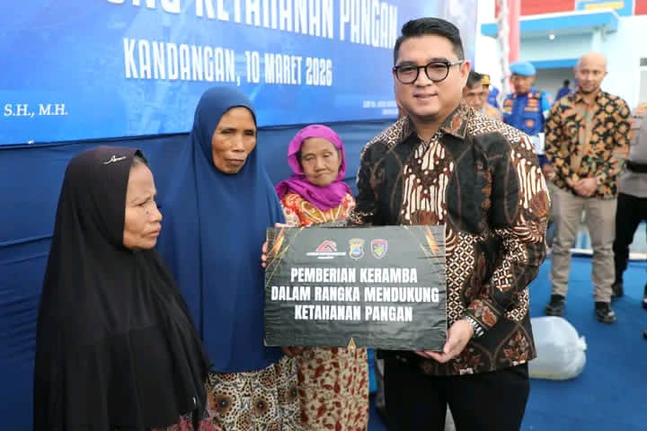 DUKUNG PENUH:Ketua DPRD Kabupaten HSS, H Akhmad Fahmi menyerahkan bantuan keramba ikan untuk masyarakat di Desa Bangkau, Selasa (10/3/2026). 