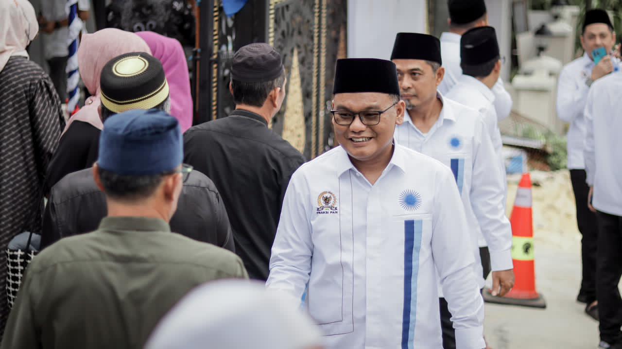 BERWIBAWA:Awaludin, Wakil Ketua DPRD Kotabaru saat berbaur dengan kawan dan sahabat sahabatnya.