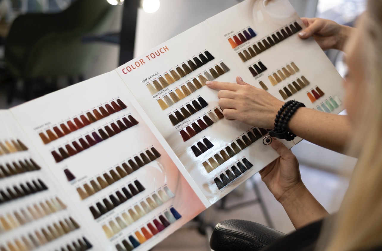 TREN: Auburn red menjadi salah satu pilihan warna cat rambut yang tren terus menerus. (Foto: Freepik)