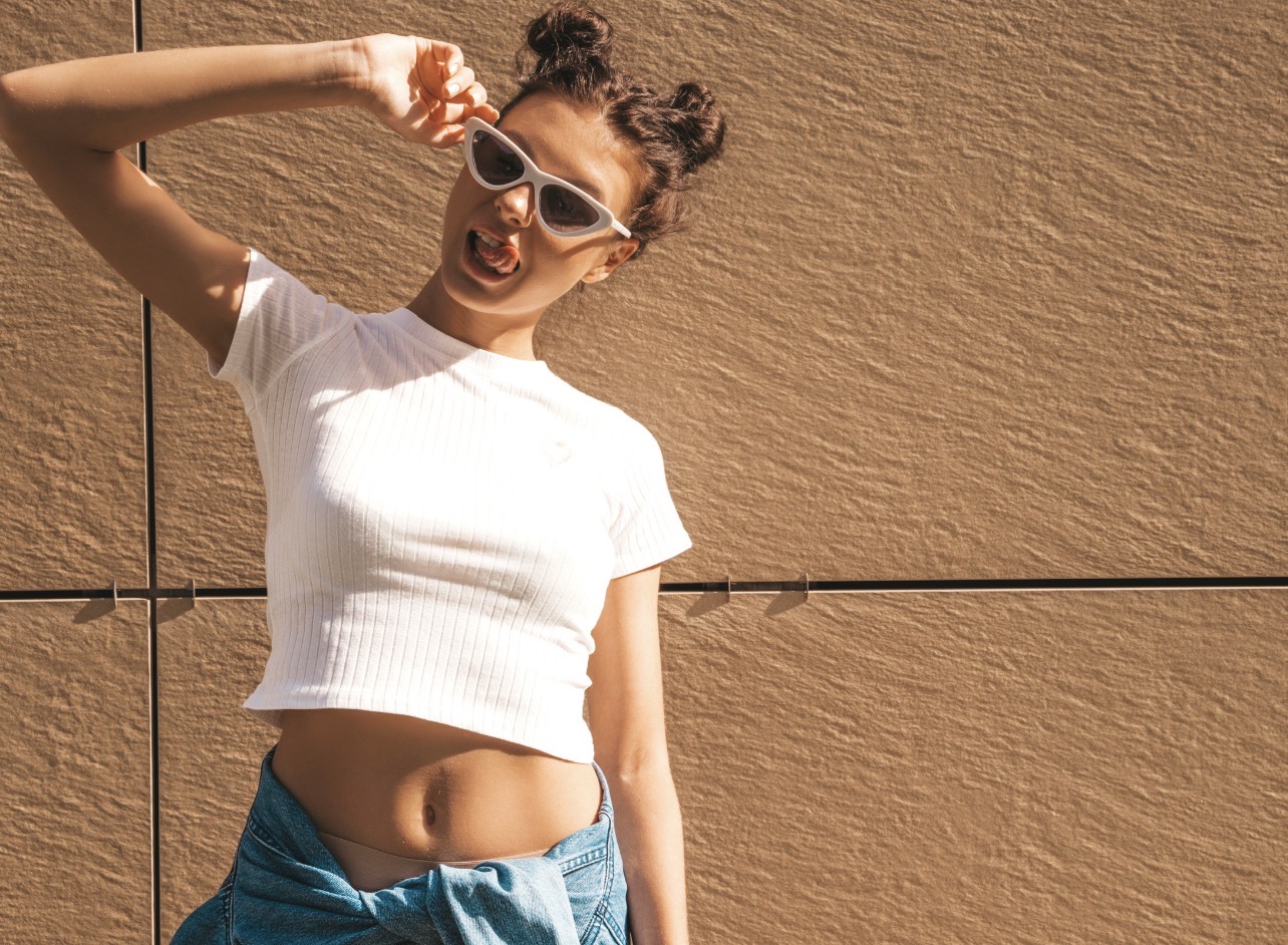 MODIS: Crop top paling simpel dipadukan dengan celana jeans. (Foto: Freepik)