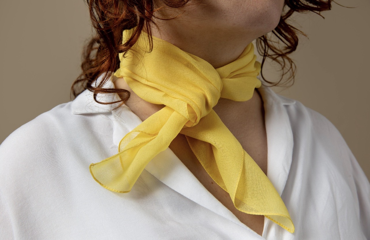 STATEMENT: Memadukan scarf sebagai aksesori juga bisa jadi pilihan dalam fashion statement. (Foto: Freepik)
