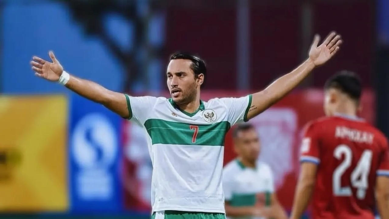 DIPANGGIL: Ezra Walian saat bersama timnas Indonesia. (Dok.IG Ezra Walian)