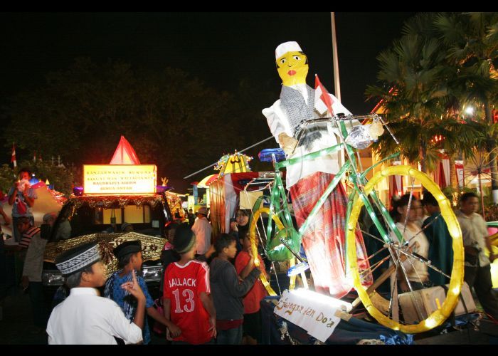 TRADISI: Pawai tanglong atau lampu hias memenuhi jalanan dengan cahaya warna-warni dalam gelaran tradisi badadamaran menyambut sepuluh malam terakhir Ramadan.
