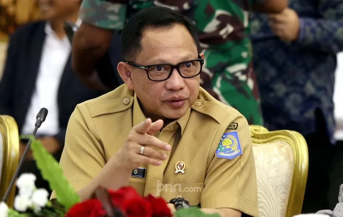SIKAP TEGAS: Menteri Dalam Negeri (Mendagri) Tito Karnavian mengimbau kepada seluruh kepala daerah tetap berada di daerah masing-masing. (Jawa Pos)