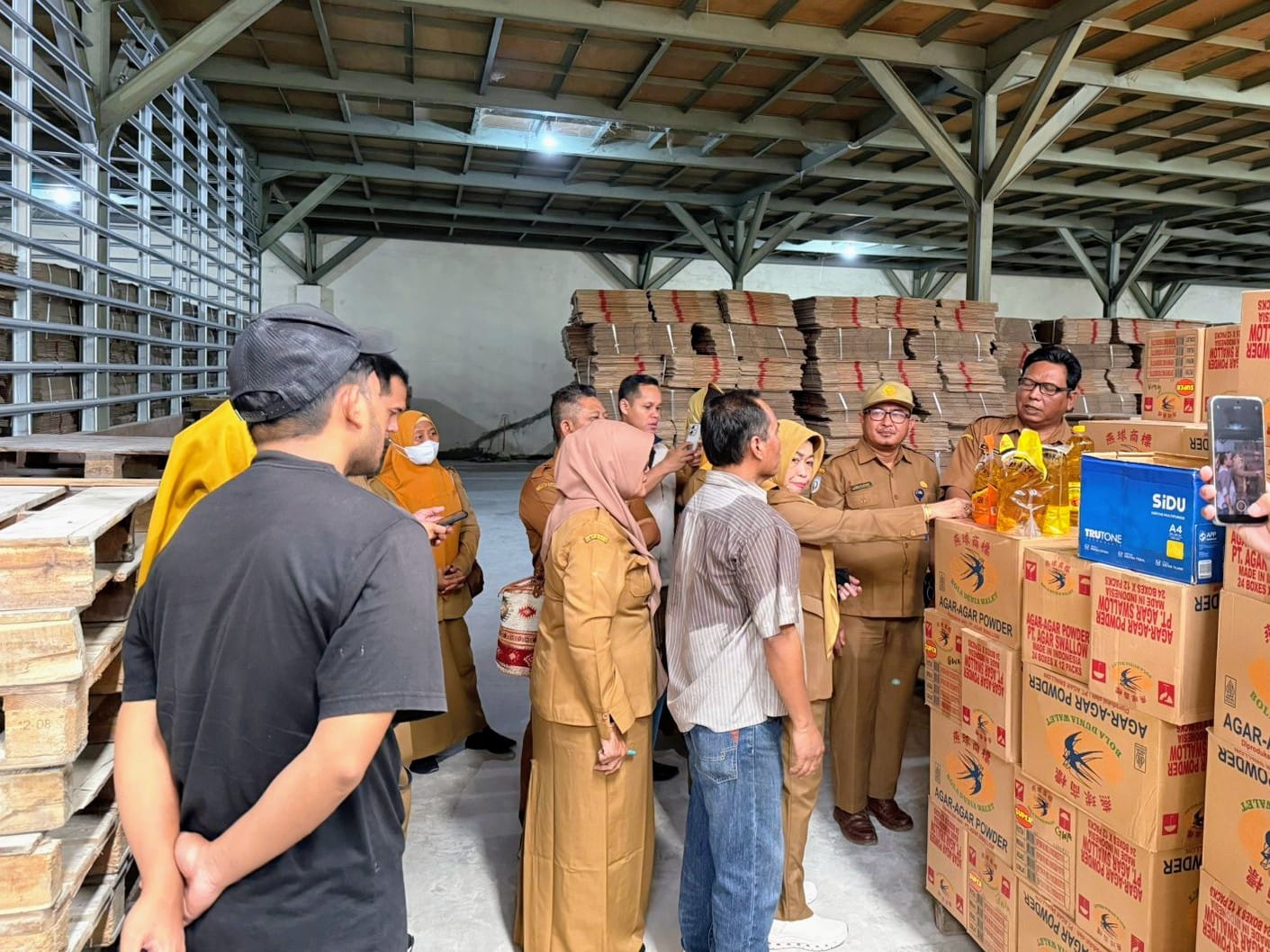 SIDAK: Tim Pengendalian Inflasi Daerah&nbsp; Kabupaten Banjar bersama kepolisian mengecek stok bahan pokok di salah satu gudang distributor di Kecamatan Gambut, Senin (9/3).