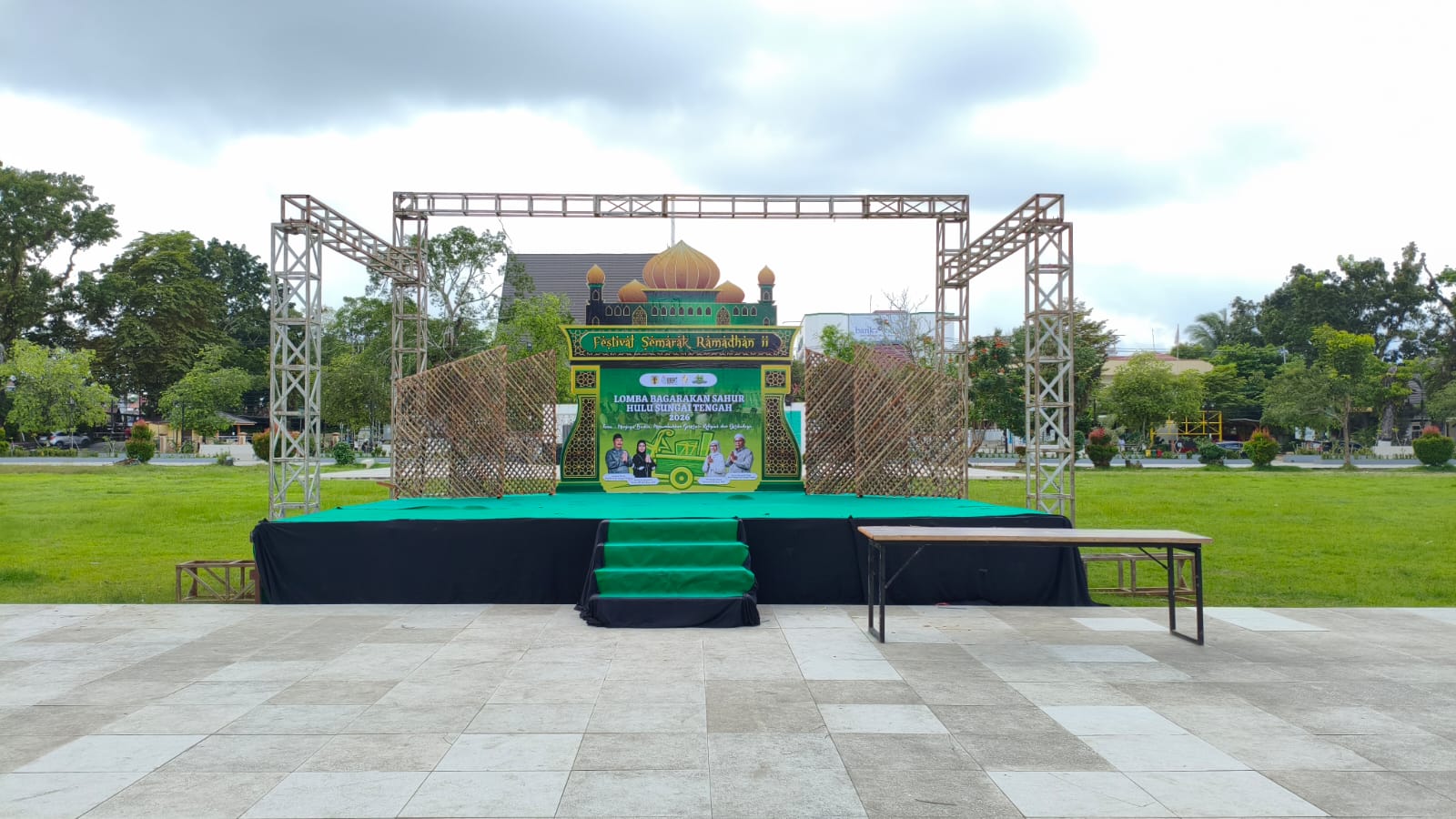 PERSIAPAN: Panggung lomba bagarakan sahur di HST telah berdiri di Lapangan Dwi Warna Barabai. 