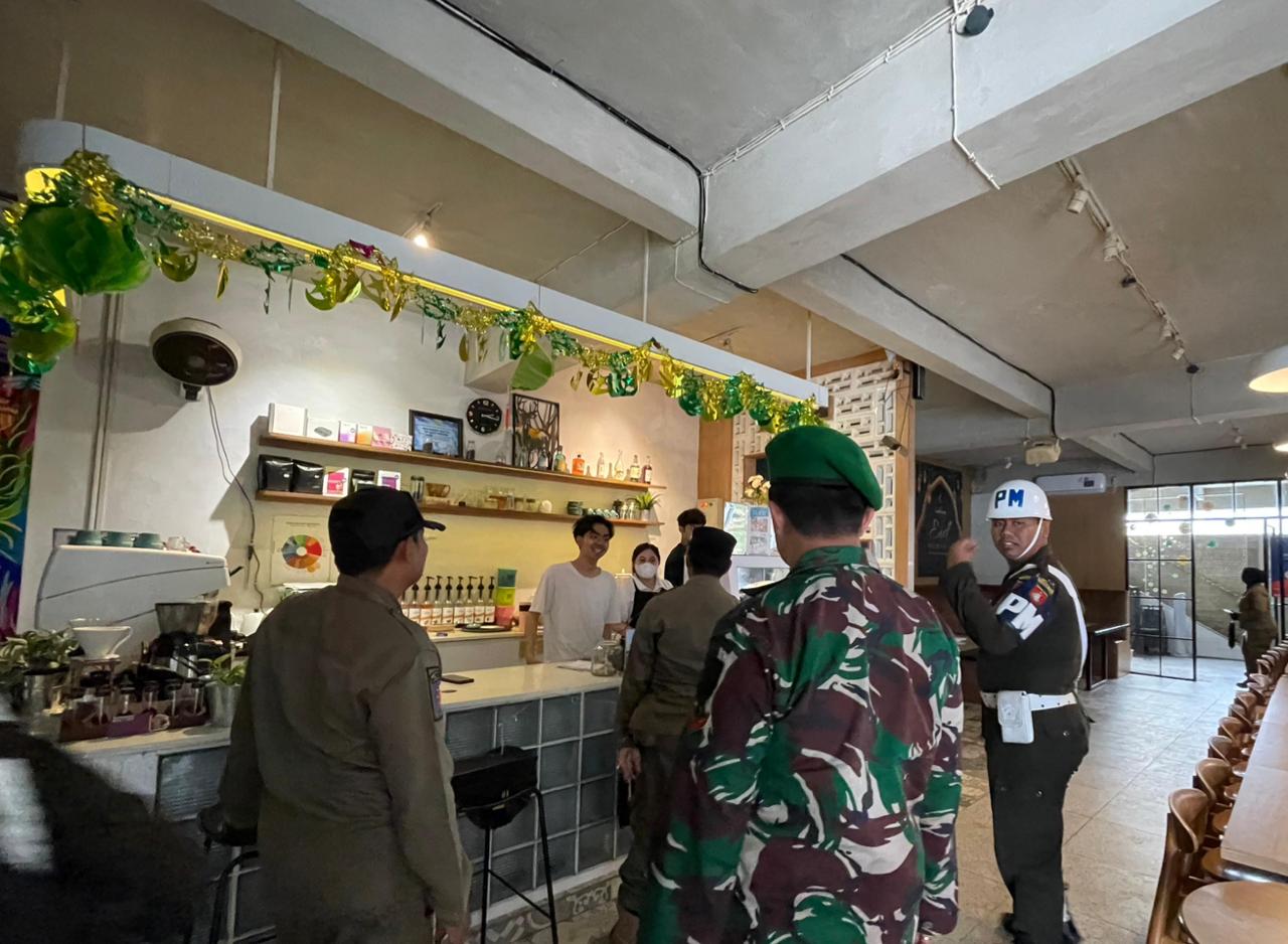 TEGAS: Petugas menertibkan salah satu cafe yang melanggar Perda Ramadan karena buka dan melayani makan di tempat pada siang hari.