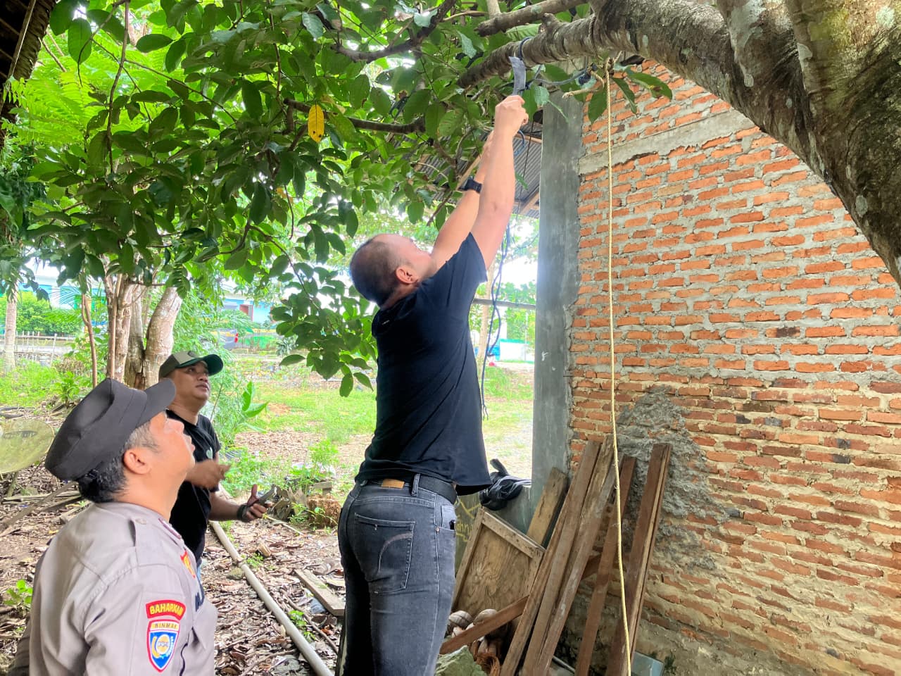 DI LOKASI: Petugas kepolisian memotong tali setelah mengevakuasi korban tewas di Desa Sari Mulya, Kecamatan Sungai Loban.