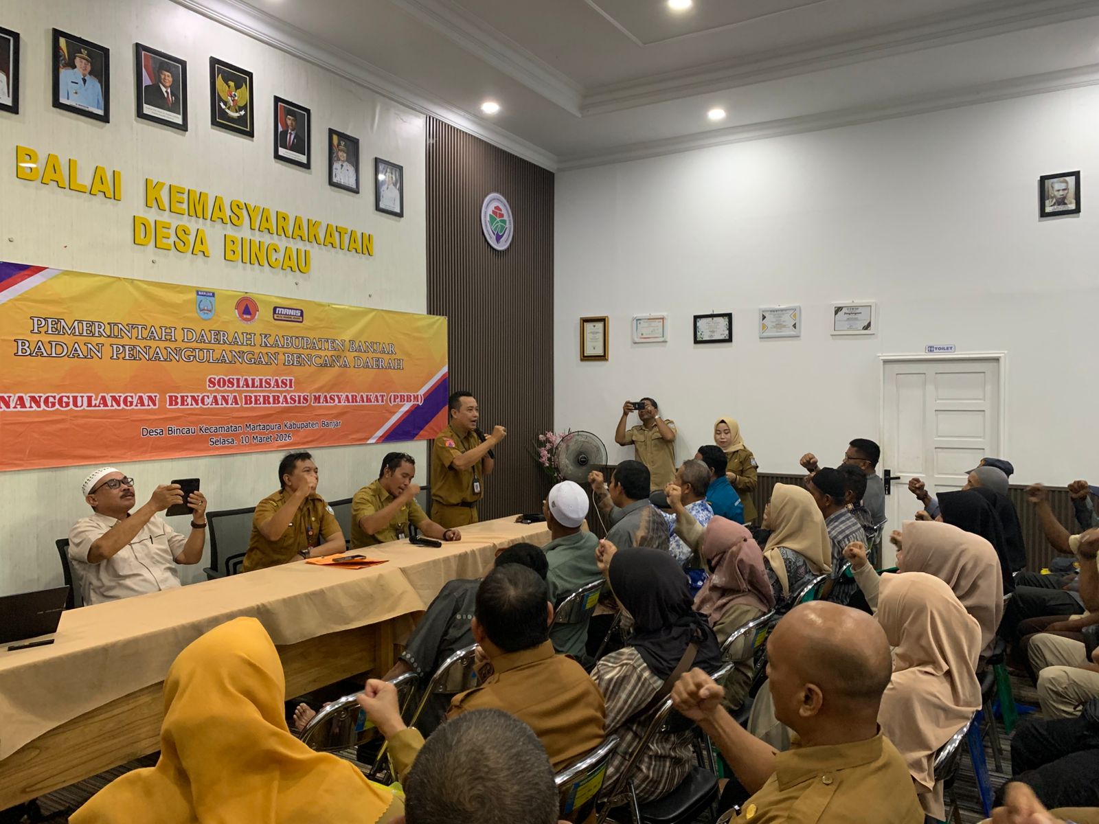 SEMANGAT: Peserta dari berbagai unsur masyarakat mengikuti pelatihan Penanggulangan Bencana Berbasis Masyarakat (PBBM) yang digelar BPBD Kabupaten Banjar di Aula Desa Bincau, Martapura.