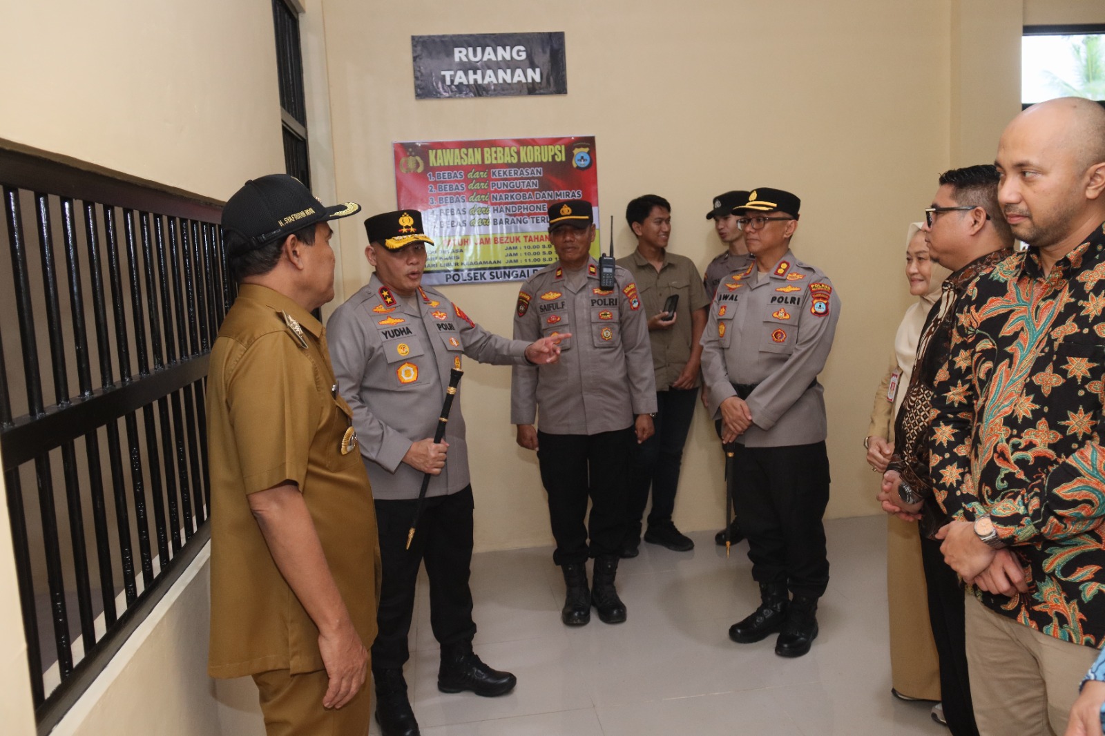 TINJAU: Kapolda Rosyanto Yudha Hermawan meninjau langsung Mako Polsek Sungai Raya yang baru, hibah pembangunan dari Pemkab HSS.