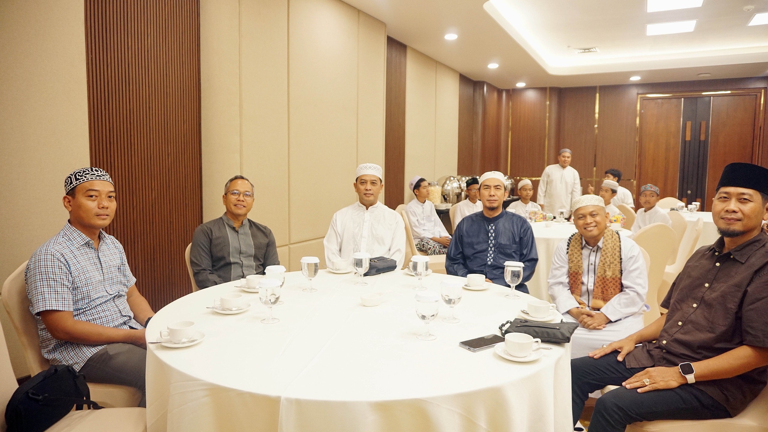 KEBERSAMAAN: Perwakilan PT Adaro Indonesia bersama Tim manajemen Radar Banjarmasin dan ustadz duduk bersama dalam kegiatan bukber media dan anak yatim