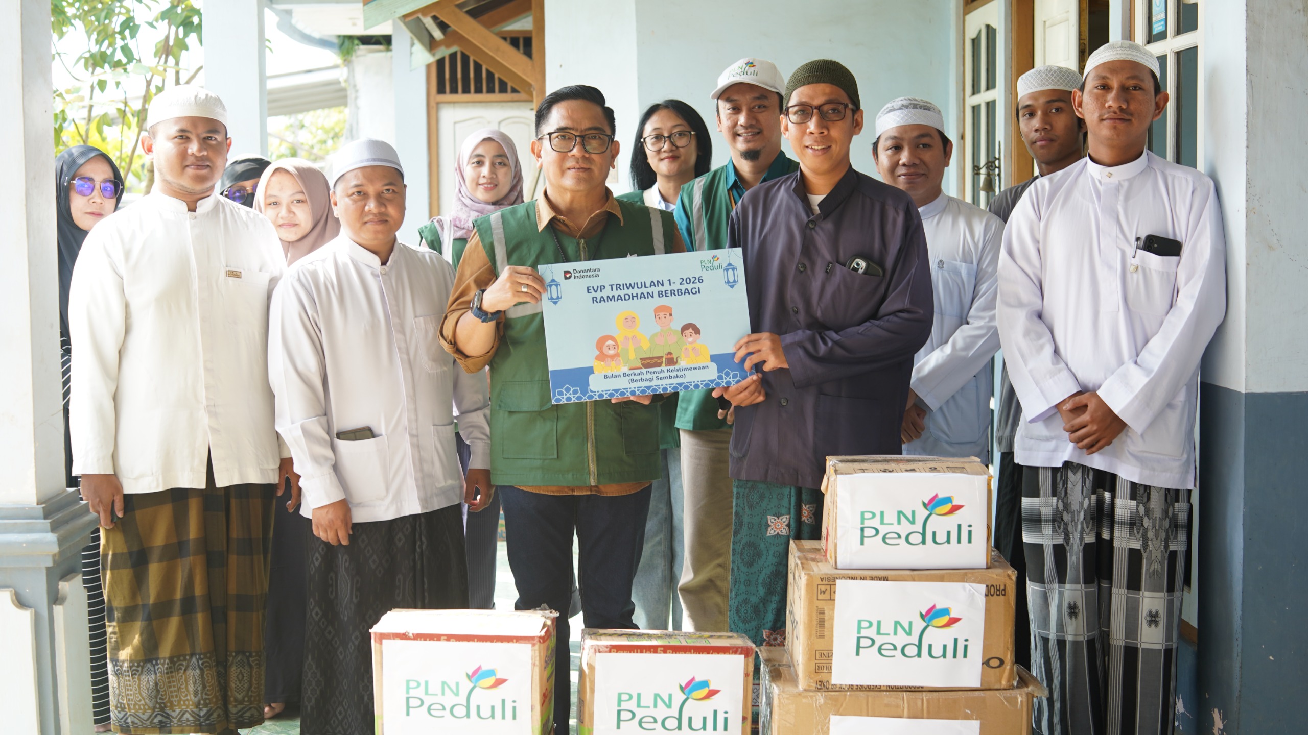 BERI BANTUAN: Penyerahan bantuan sembako melalui program EVP oleh Manager Komunikasi dan TJSL PLN UID Kalselteng, Ahmad Humaidi kepada Kepala Sekolah TPQ Darul Amanah, Muhammad Zajuli dan seluruh guru