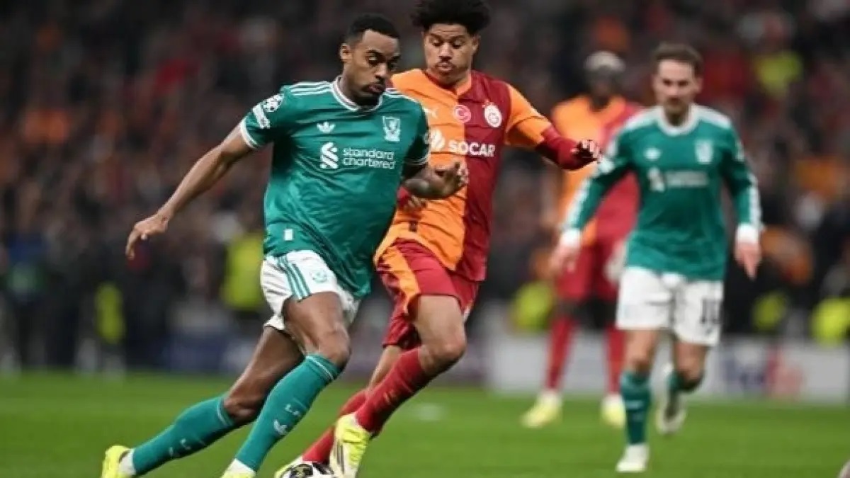 KALAH: Aksi Ryan Gravenberch saat Liverpool kalah dari Galatasaray, Rabu (11/3). 