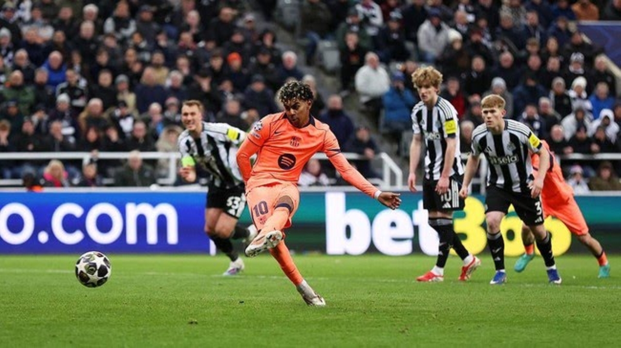 MENENDANG: Lamine Yamal menendang penalti dalam pertandingan sepak bola babak 16 besar Liga Champions antara Newcastle United vs Barcelona di St James' Park, Rabu (11/3).