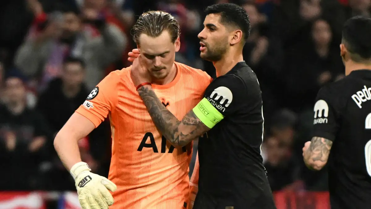 DITENANGKAN: Penjaga gawang muda Tottenham Hotspur Antonin Kinsky ditenangkan oleh rekan setimnya saat diganti karena dua kali melakukan blunder di pentas Liga Champions melawan Atletico Madrid