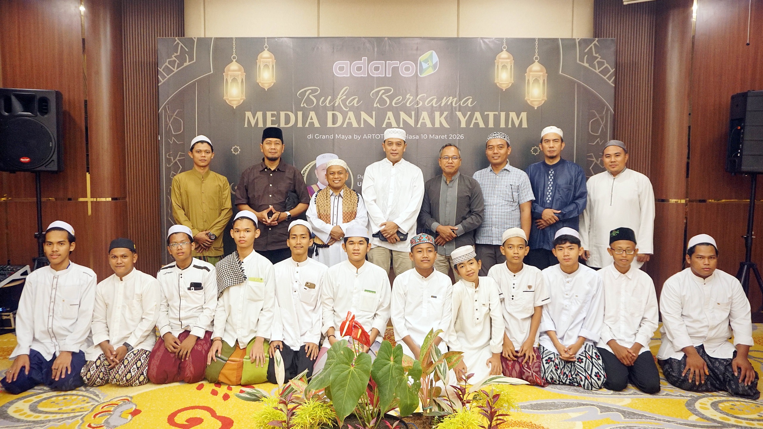 MOMEN: Kebersamaan panitia, perwakilan Adaro, dan anak-anak yatim mewarnai kegiatan buka puasa bersama yang digelar penuh kehangatan.
