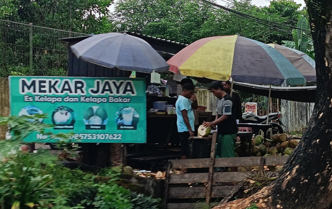 ES KELAPA: Lapak Es Kelapa Muda Mekar Jaya di Jalan Trikora milik Rizka hampir tak pernah sepi saat Ramadan. 