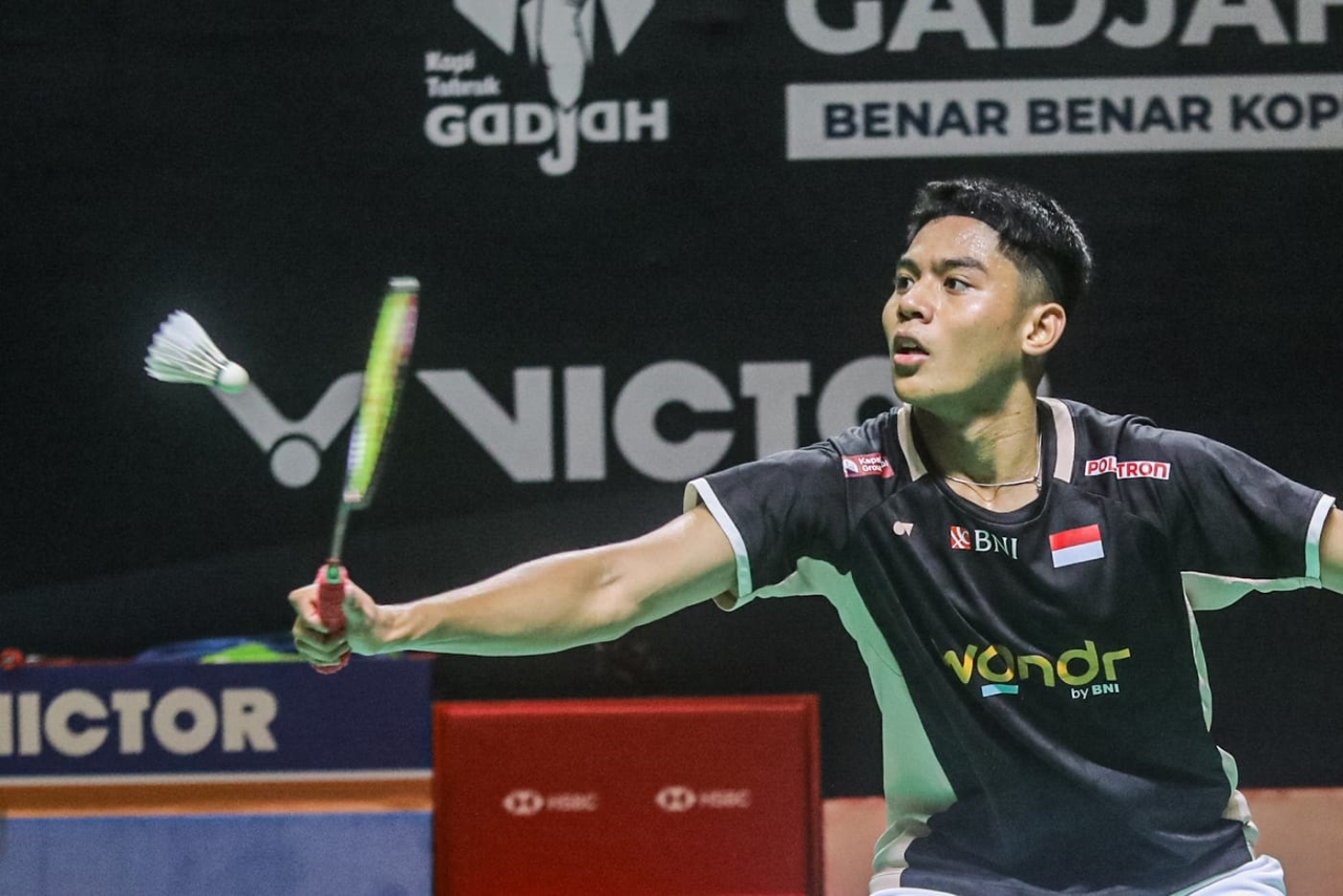 KEMBALIKAN KOK: Pebulu tangkis tunggal putra Indonesia M. Zaki Ubaidillah mengembalikan kok ke arah pebulu tangkis Singapura Loh Kean Yew pada babak 16 besar tunggal putra Daihatsu Indonesia Masters
