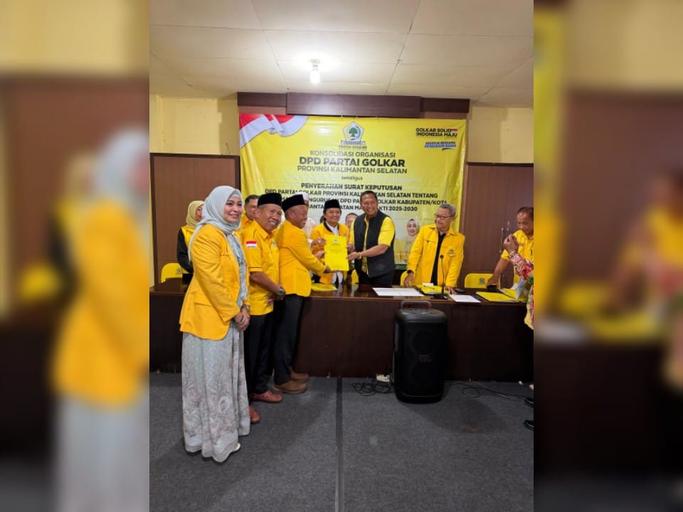 LANGSUNG: Ketua DPD Partai Golkar Kalsel H Hasnuryadi Sulaiman ketika menyerahkan SK Kepengurusan DPD Partai Golkar Tala ke H Agus Prasetya. (Foto : Khumai untuk Radar Banjarmasin)