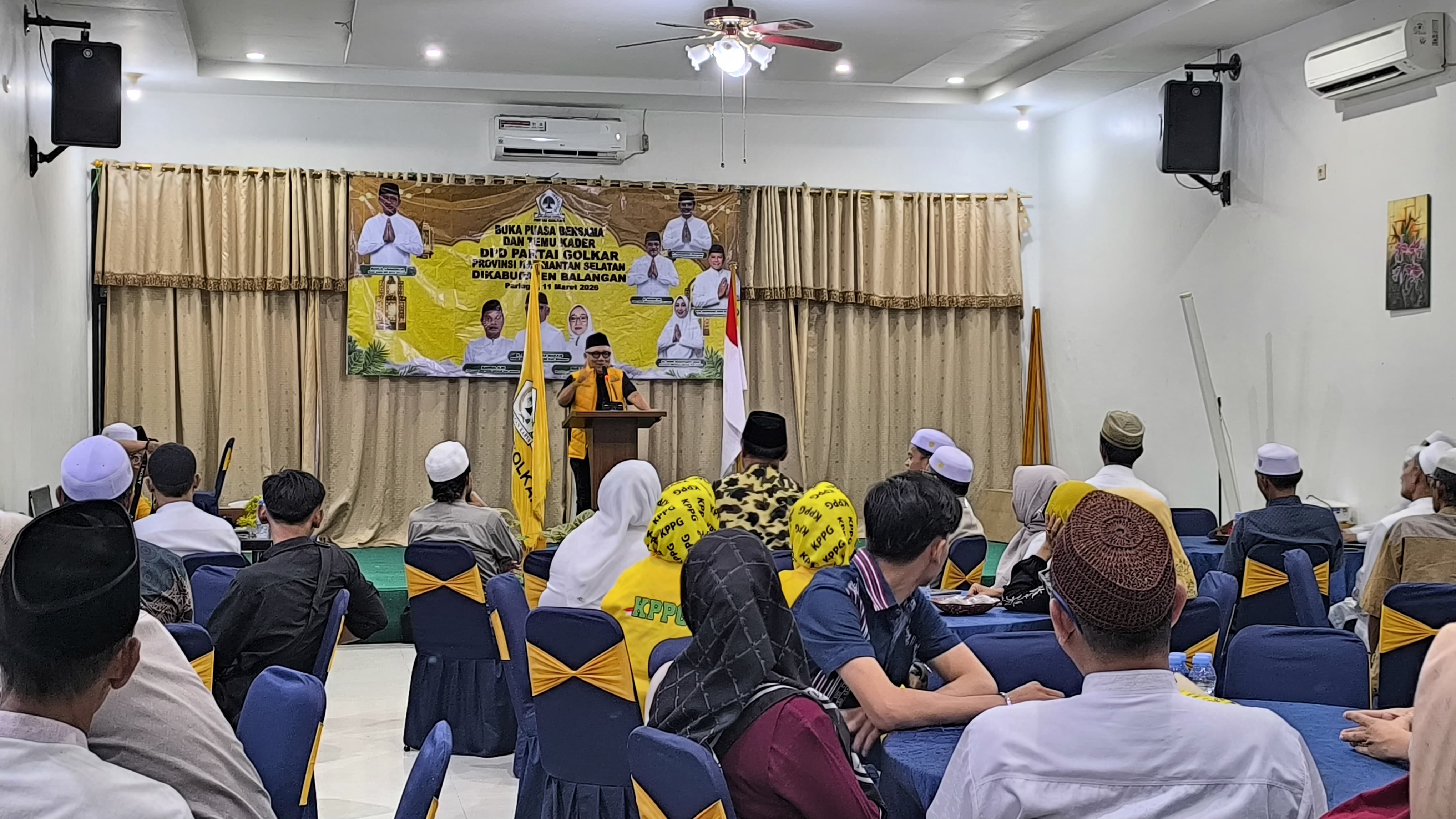 TARGET PARLEMEN: Ketua DPD Golkar Balangan H Abdul Haris Makkie saat memberikan sambutan disela agenda buka puasa bersama, usai mengantongi SK kepengurusan baru. (M Dirga / Radar Banjarmasin)