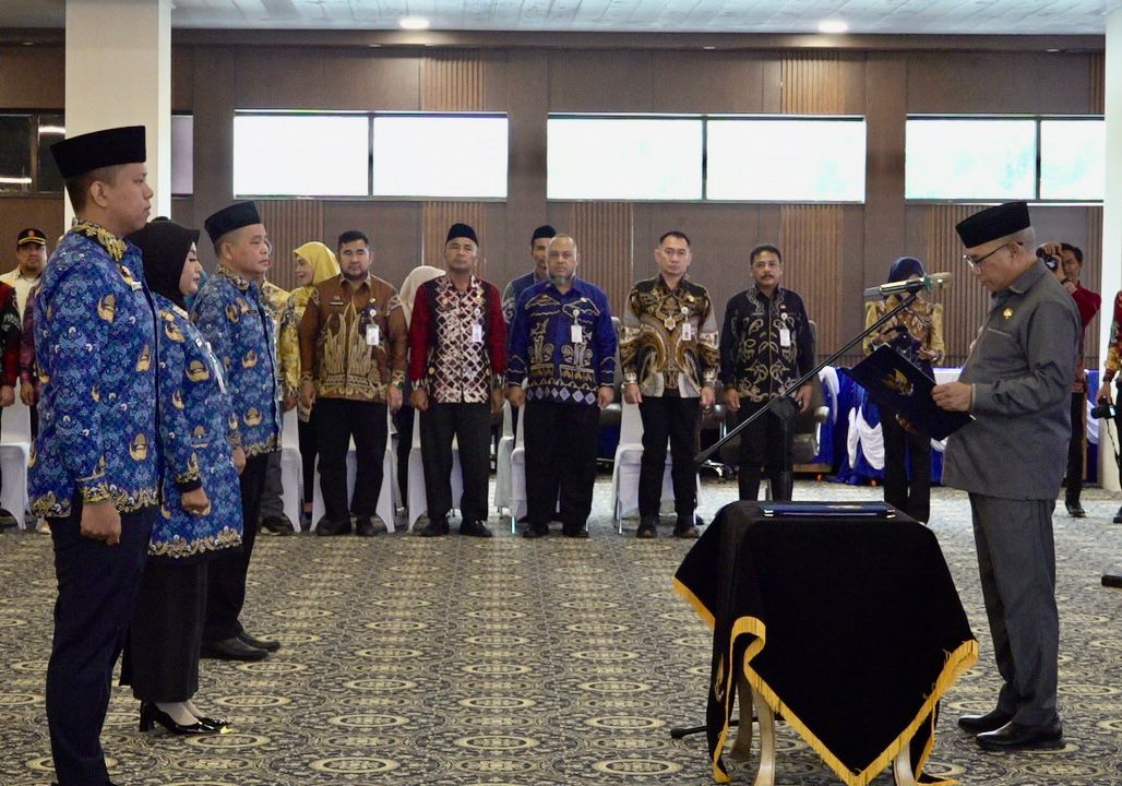 DILANTIK: Saat prosesi pengambilan sumpah jabatan oleh Bupati Kotabaru H Muhammad Rusli. Foto: Prokopim Setda Kotabaru