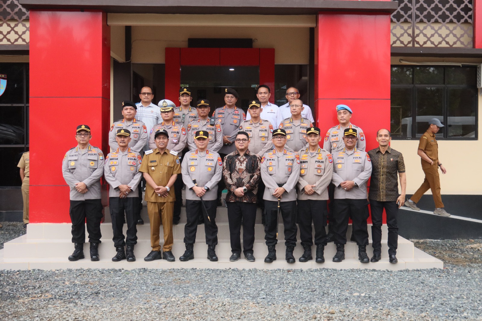 FOTO BERSAMA:Ketua DPRD HSS, H Akhmad Fahmi (Batik Hitam) mendampingi Kapolda Kalsel melakukan peninjauan gedung baru Mako Polsek Sungai Raya, Selasa (10/3/2026)  