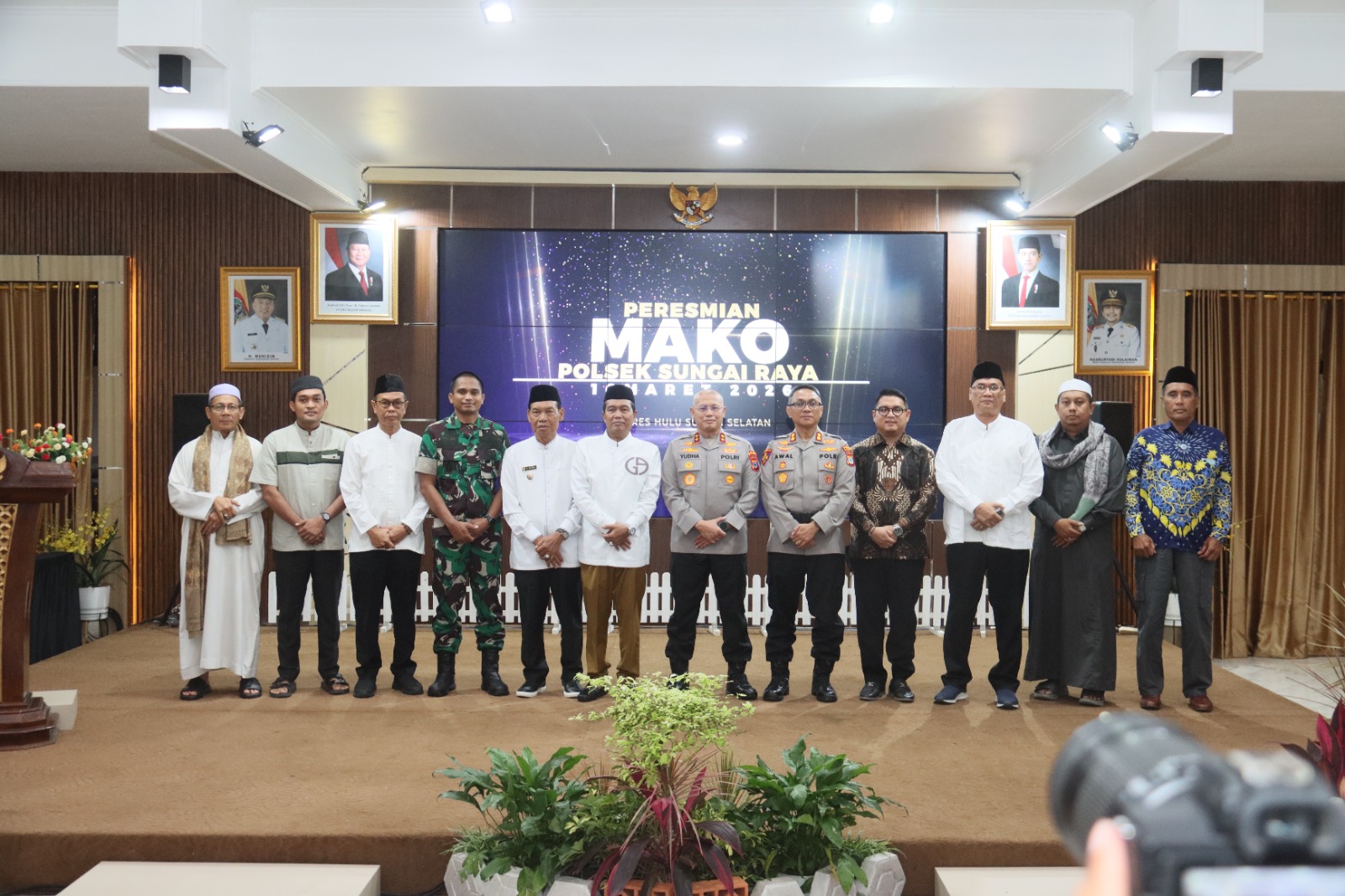 HADIR: Ketua DPRD HSS, H Akhmad Fahmi (Batik Hitam) turut hadir dalam peresmian Markas Komando (Mako) baru Polsek Sungai Raya, Selasa (10/3/2026). 