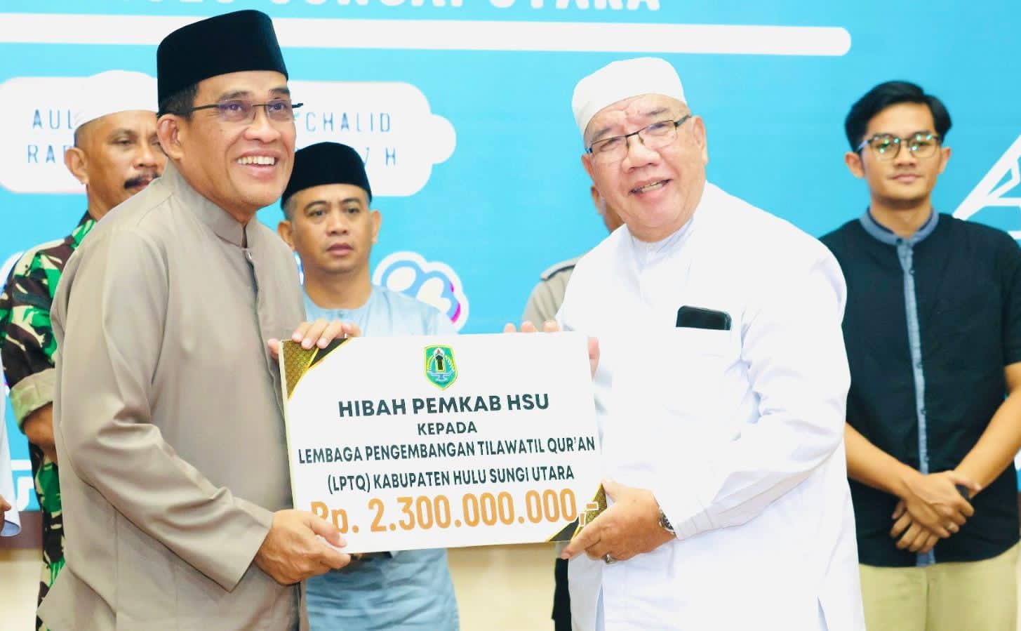 MOMEN:Bupati HSU, H Sahrujani menyerahkan bantuan hibah keagamaan Rp2,3 miliar kepada Ketua LPTQ HSU, H Husairi Abdi Lc di acara Takmir Ramadan PWRI di Aula Dr KH Idham Chalid, Rabu (9/3/2026). 